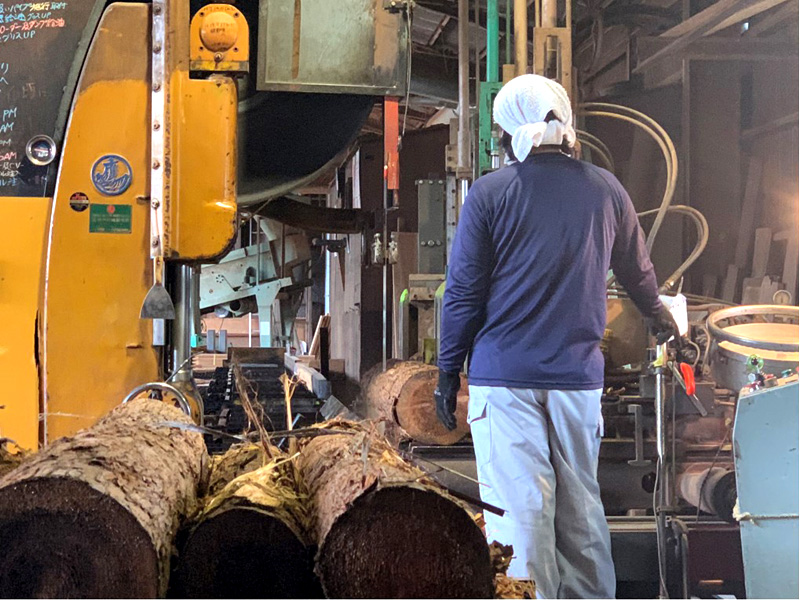 土留矢板 皮むき