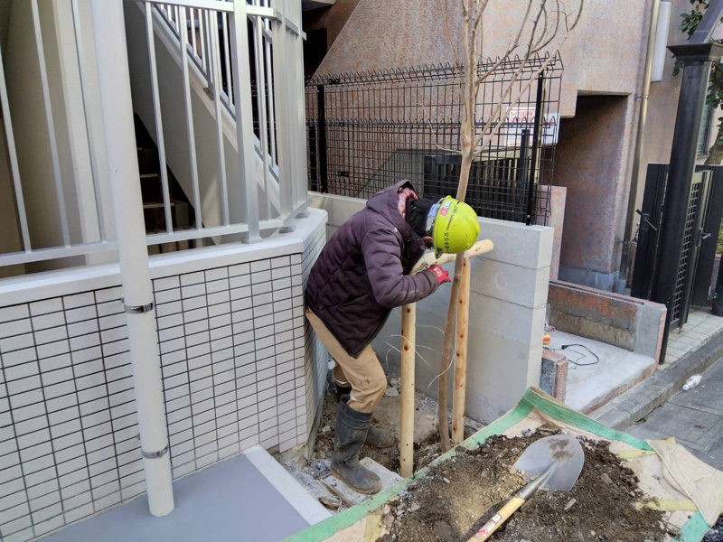 東京都新宿区 植栽工事 作業中