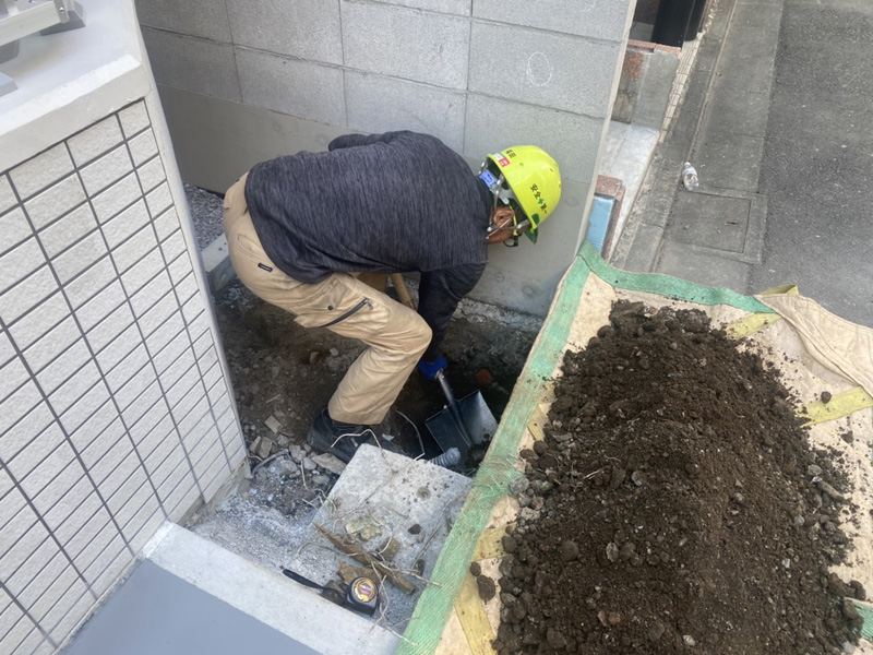 東京都新宿区 植栽工事 作業中