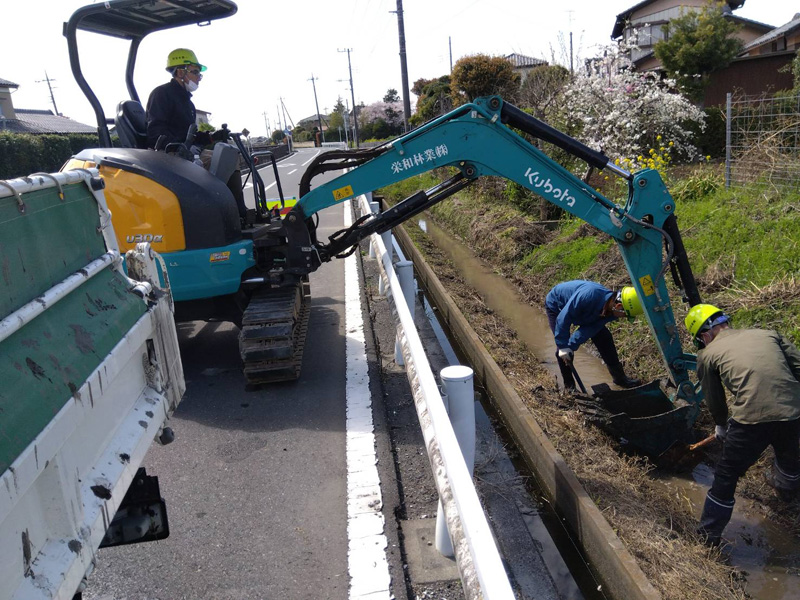 埼玉県羽生市 側溝汚泥除去工事 作業中