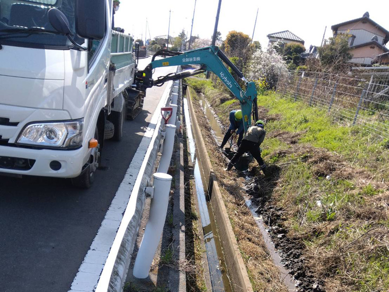 埼玉県羽生市 側溝汚泥除去工事 作業中