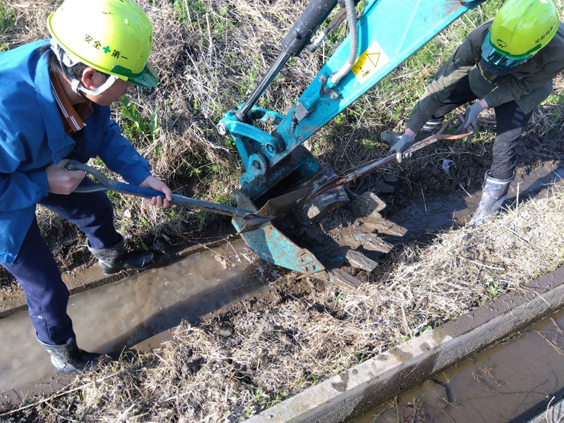 埼玉県羽生市 側溝汚泥除去工事 作業中