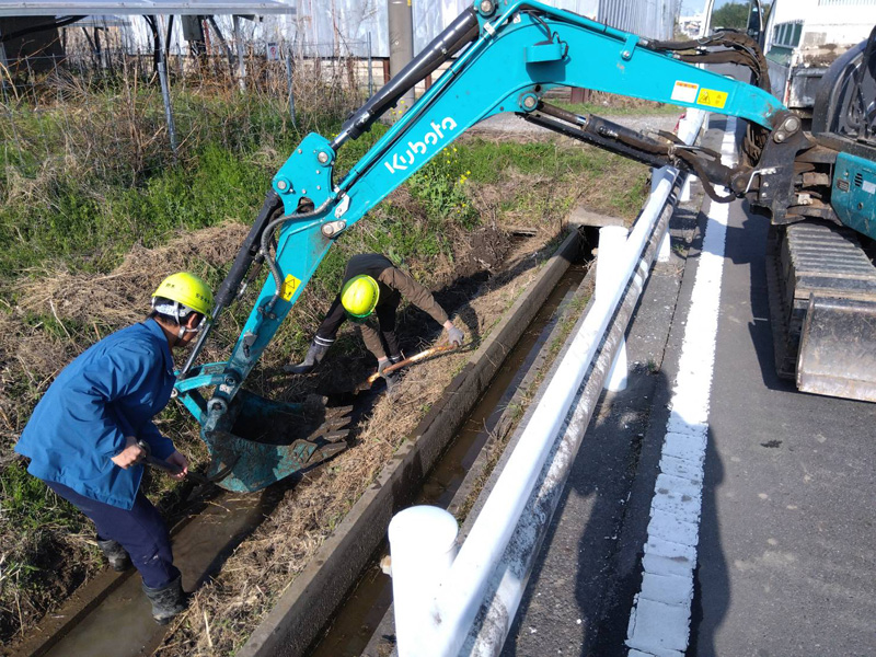 埼玉県羽生市 側溝汚泥除去工事 作業中