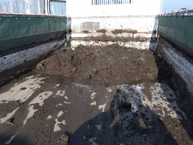 埼玉県羽生市 側溝汚泥除去工事 作業中