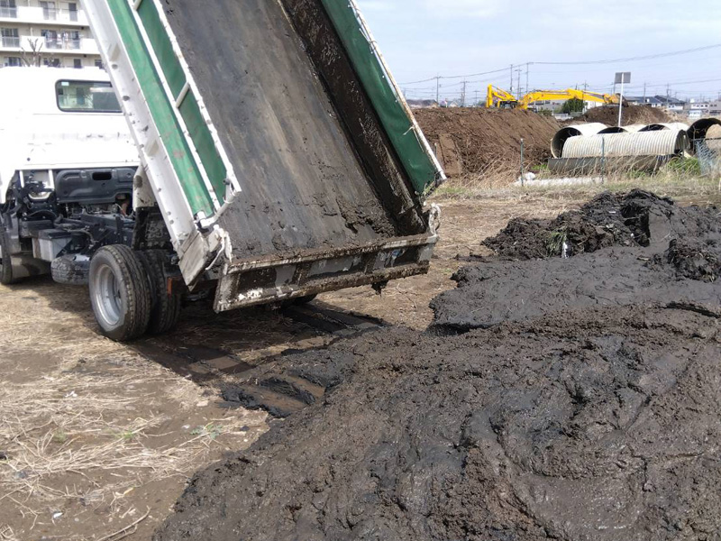 埼玉県羽生市 側溝汚泥除去工事 搬出状況