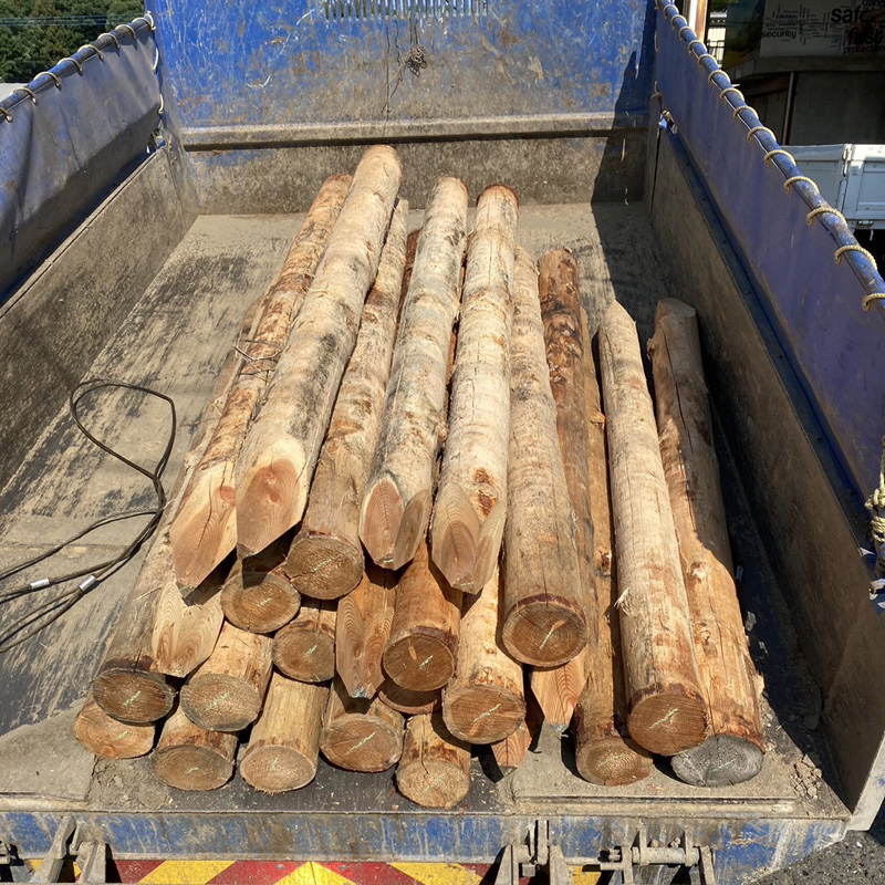 当社引き取り 松杭皮むき