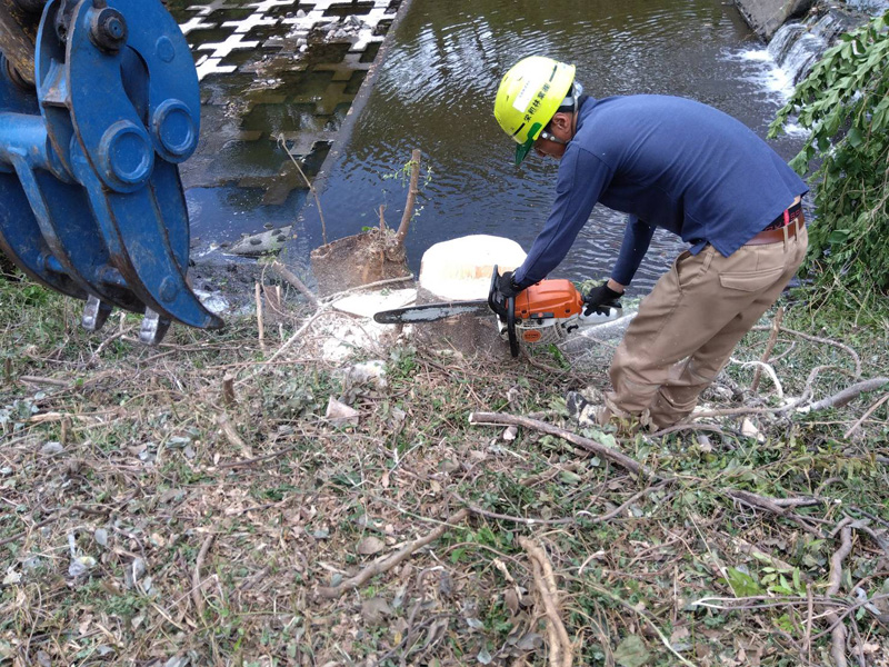 埼玉県東松山市大規模河川工事 作業中