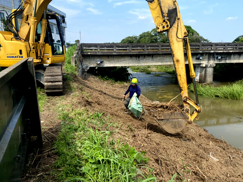 埼玉県東松山市 篠伐採除根工事 作業中
