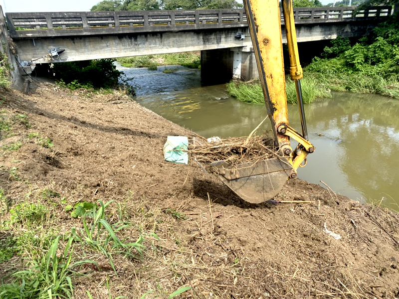 埼玉県東松山市 篠伐採除根工事 作業中