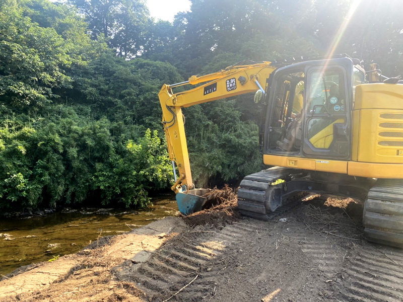 埼玉県東松山市 篠伐採除根工事 作業中
