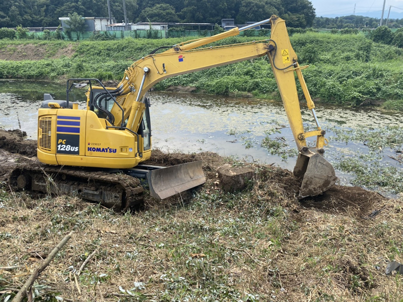 埼玉県東松山市大規模河川工事 除根作業中