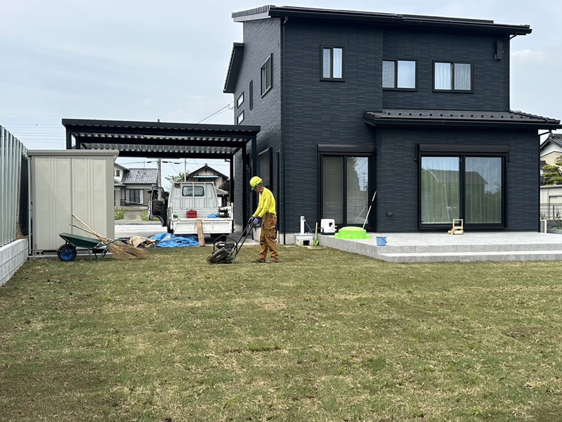 埼玉県比企郡吉見町 芝生張り工事 施工中