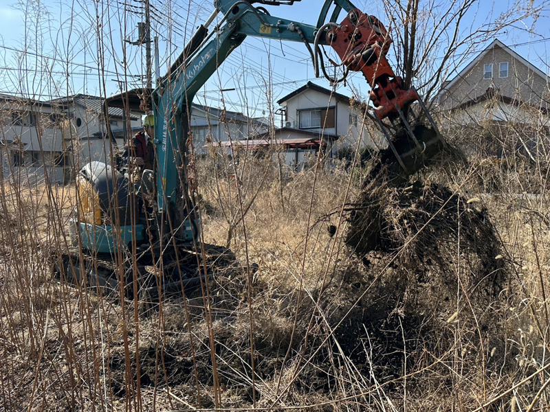 埼玉県東松山市 草刈り、伐採、除根工事 作業中