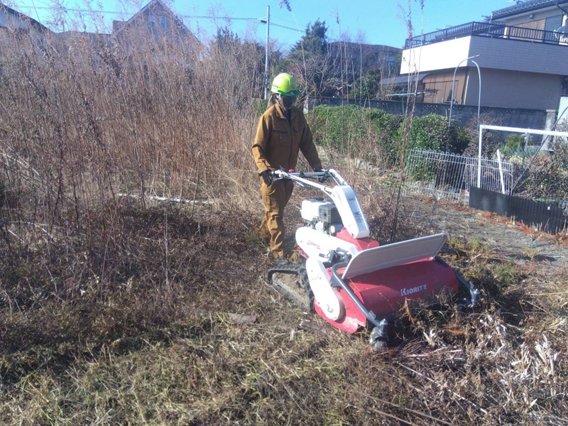 埼玉県東松山市 草刈り、伐採、除根工事 作業中