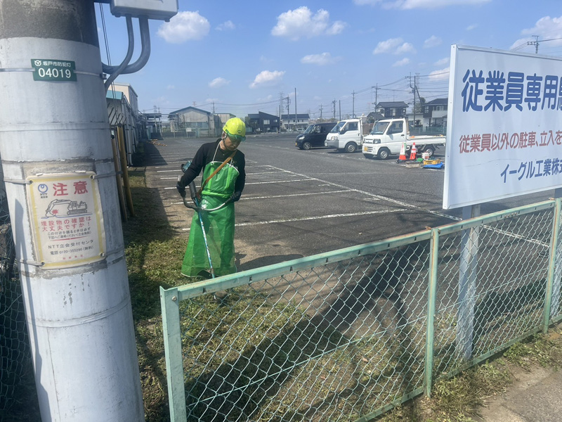 埼玉県内工場 草刈り、剪定工事 作業中