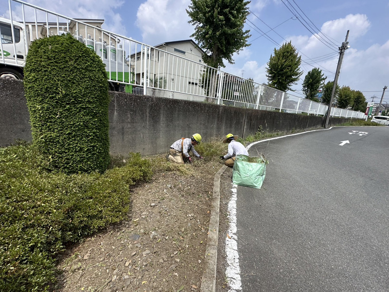 埼玉県内ショッピングセンター 緑地整備工事 作業中