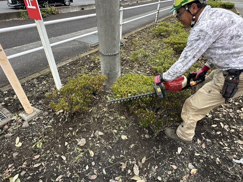 埼玉県内ショッピングセンター 緑地整備工事 作業中