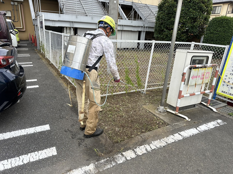 埼玉県内ショッピングセンター 緑地整備工事 作業中
