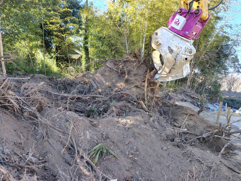 埼玉県比企郡吉見町 伐採除根工事 作業中
